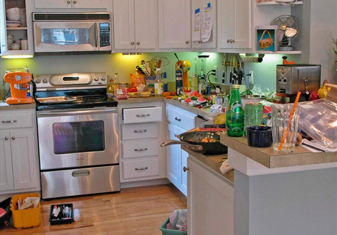 Беспорядок на кухне – одна из причин появления муравьев в доме