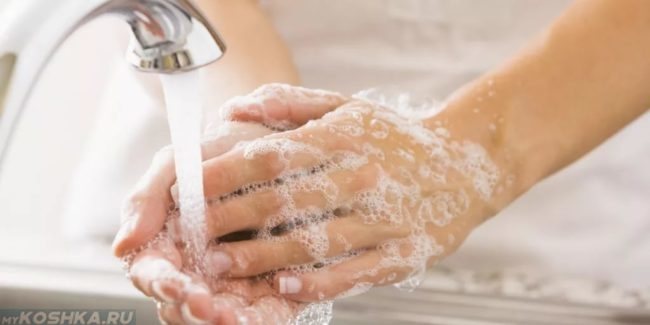 Моют руки с мылом под краном