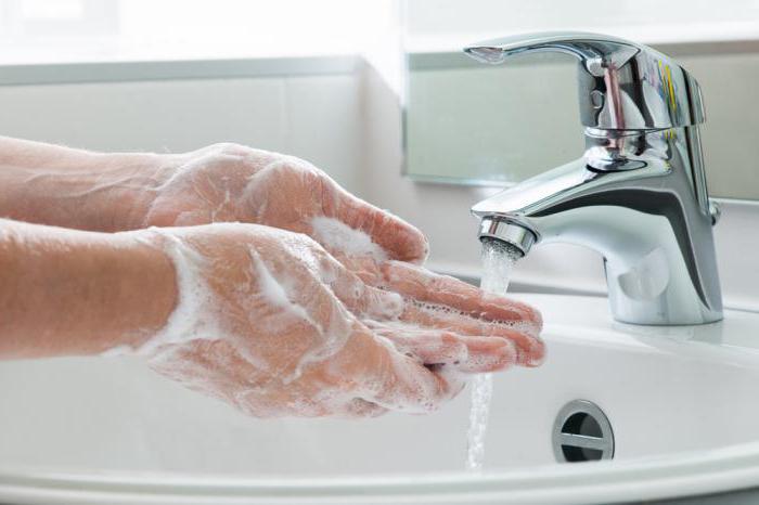 Перед введением лекарства обязательно моют руки