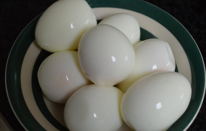 Свежи вареные яйца