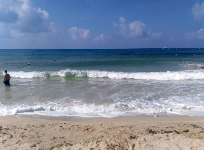 Волны на море, пляж Дадунхай